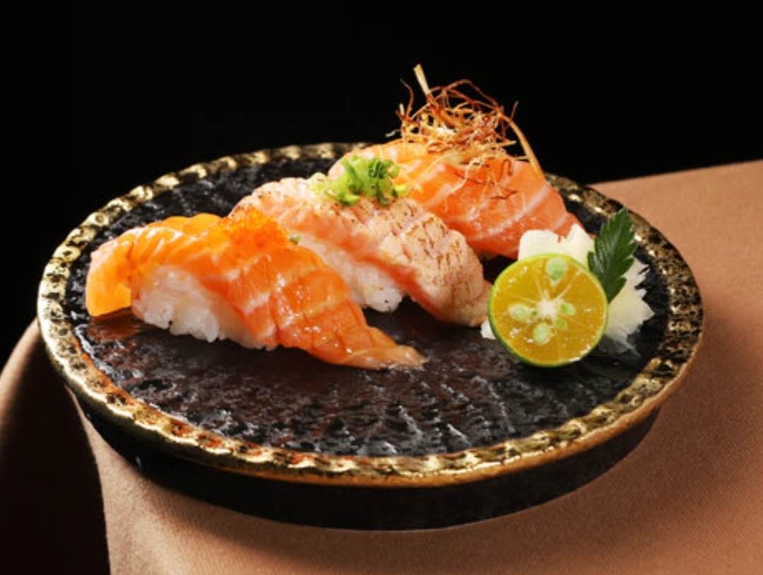 14. Geflambeerde zalm nigir